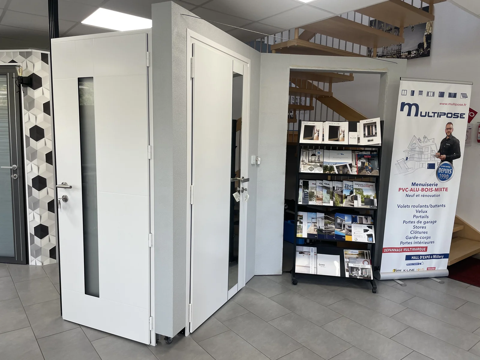 Showroom MULTIPOSE menuiserie Millery — exposition fenêtres portes volets