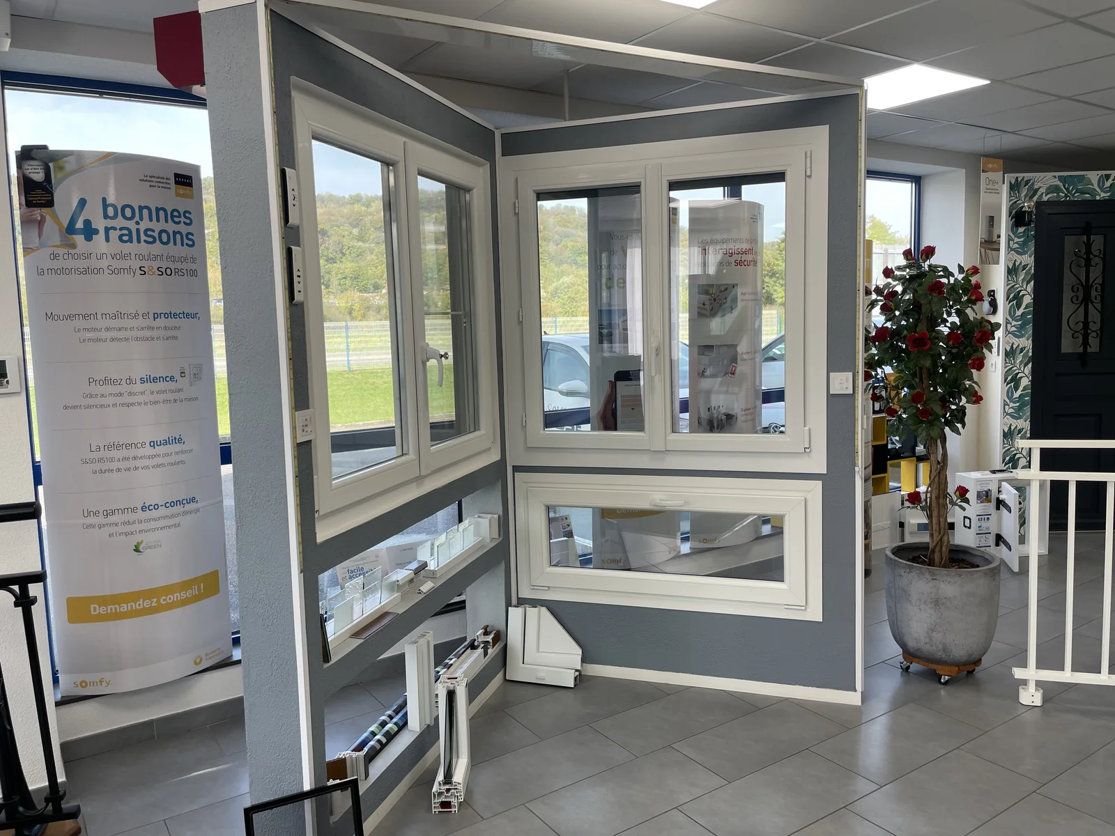 Portes d'entrée aluminium MULTIPOSE showroom